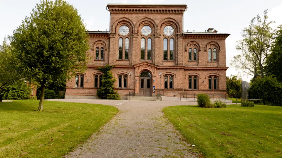 Photograph of the Pufendorf institute. Surrounded by green lawns. 